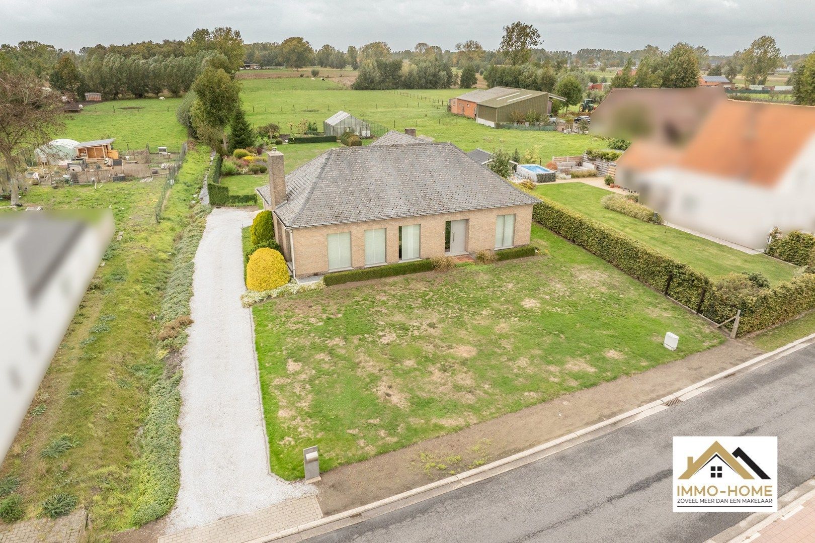 Vrijstaande woning met ruime tuin en open zicht!  foto {{pictureIndex}}