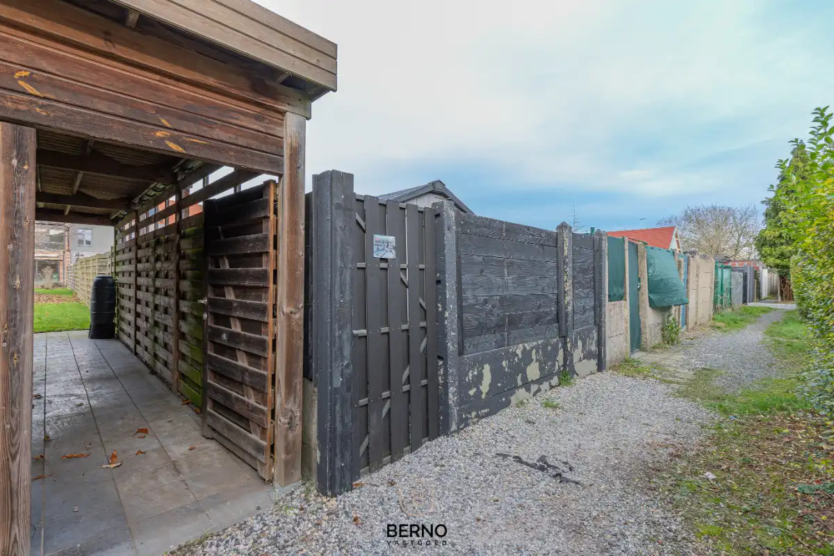 Building met praktijkruimte en 2 appartementen op commerciële locatie foto 26