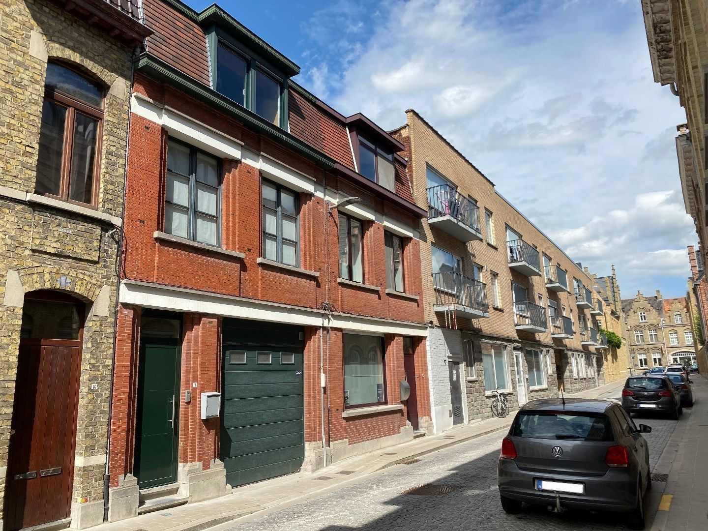 Ruime stadswoning met 2 slaapkamers en garage foto 2