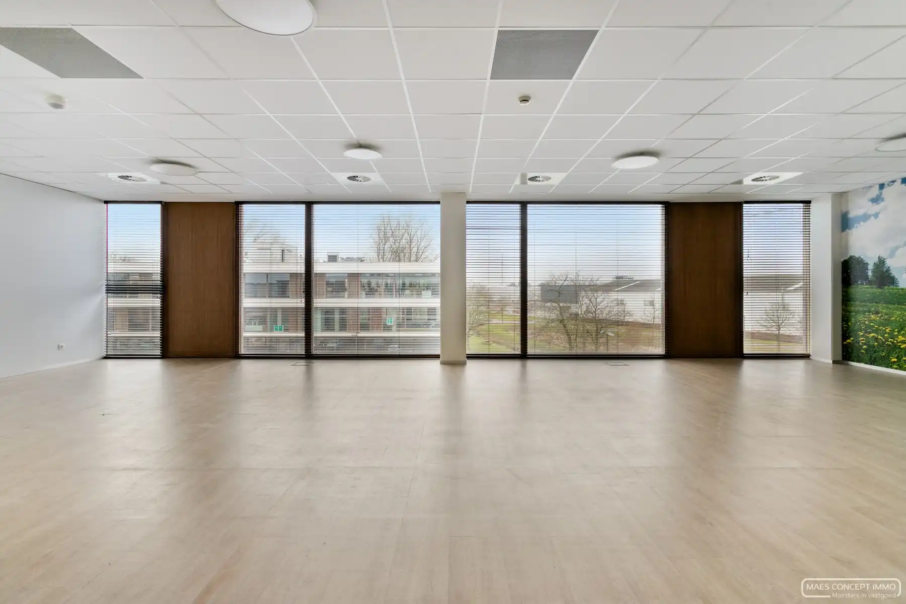 Kantoorruimte te koop vlakbij bij E17 te Zwevegem foto 2