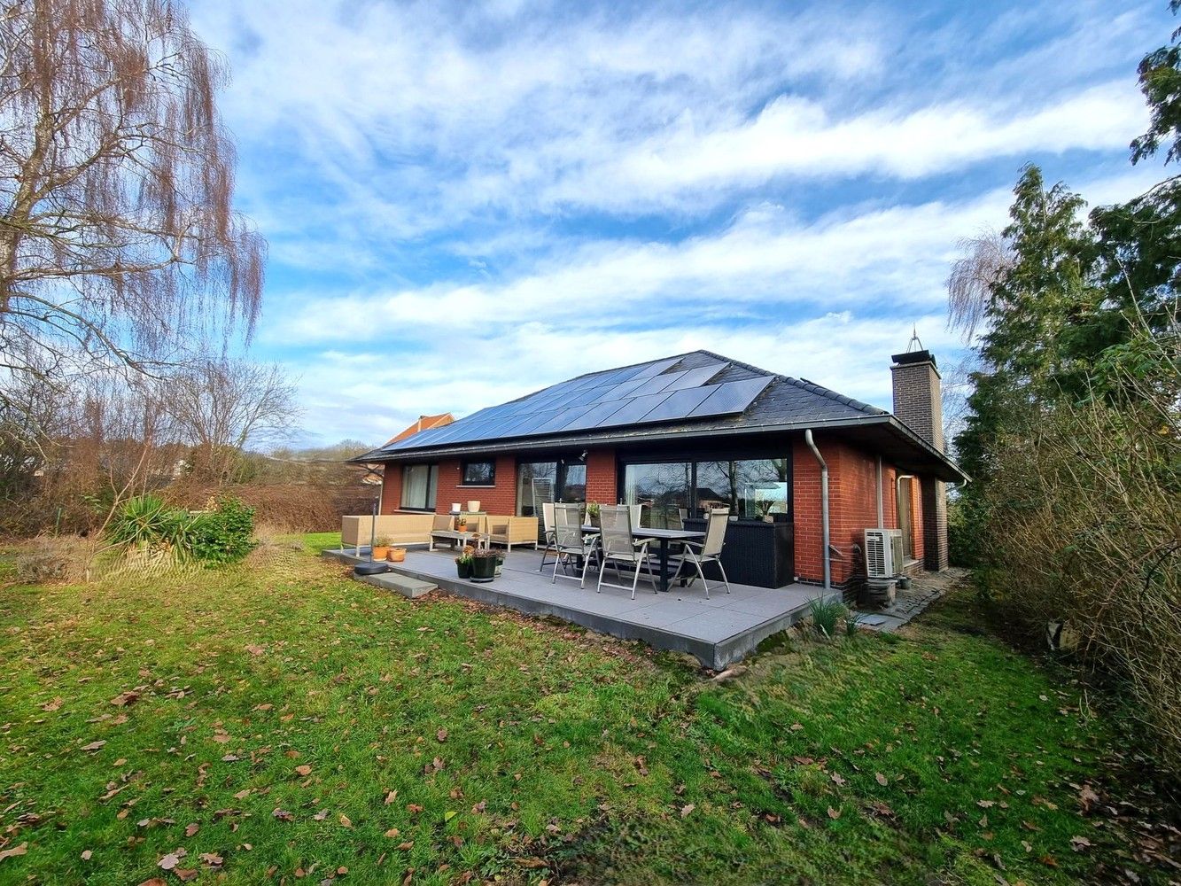 Verzorgde laagbouwwoning op rustige ligging nabij de dorpskern met landelijk uitzicht. foto 2