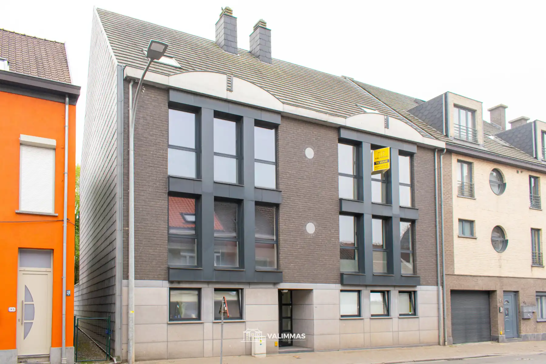 Ruim duplex-appartement met terras, grote kelder en zolder foto {{pictureIndex}}