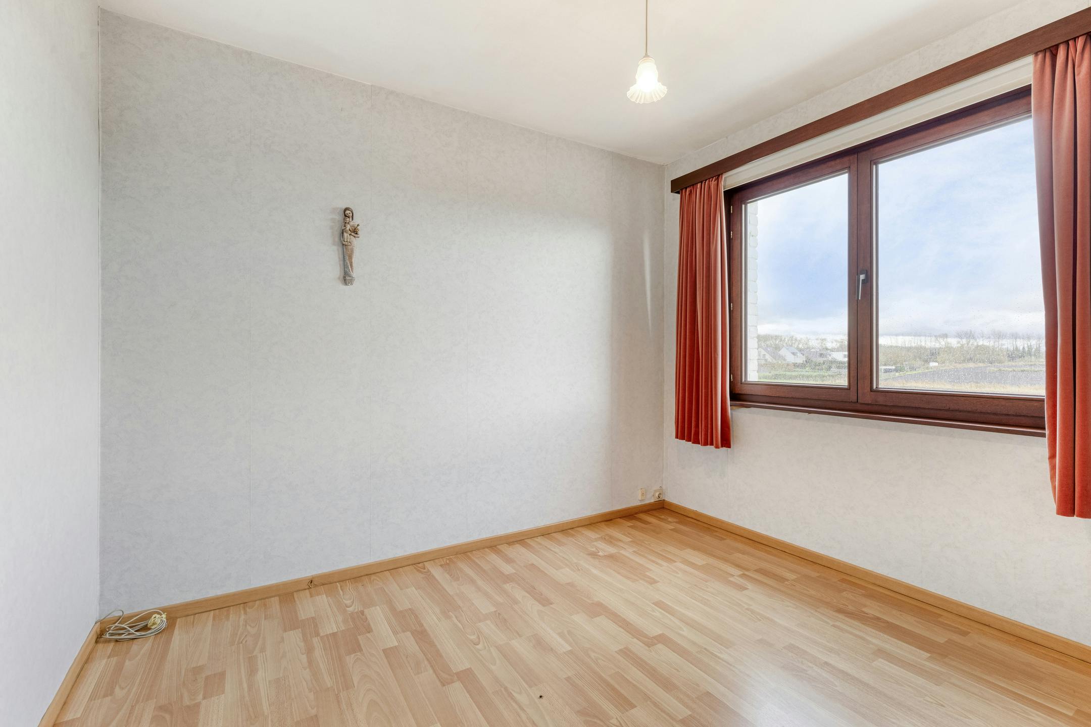 Woning met 3 slaapkamers, garage en tuin te koop. foto 6