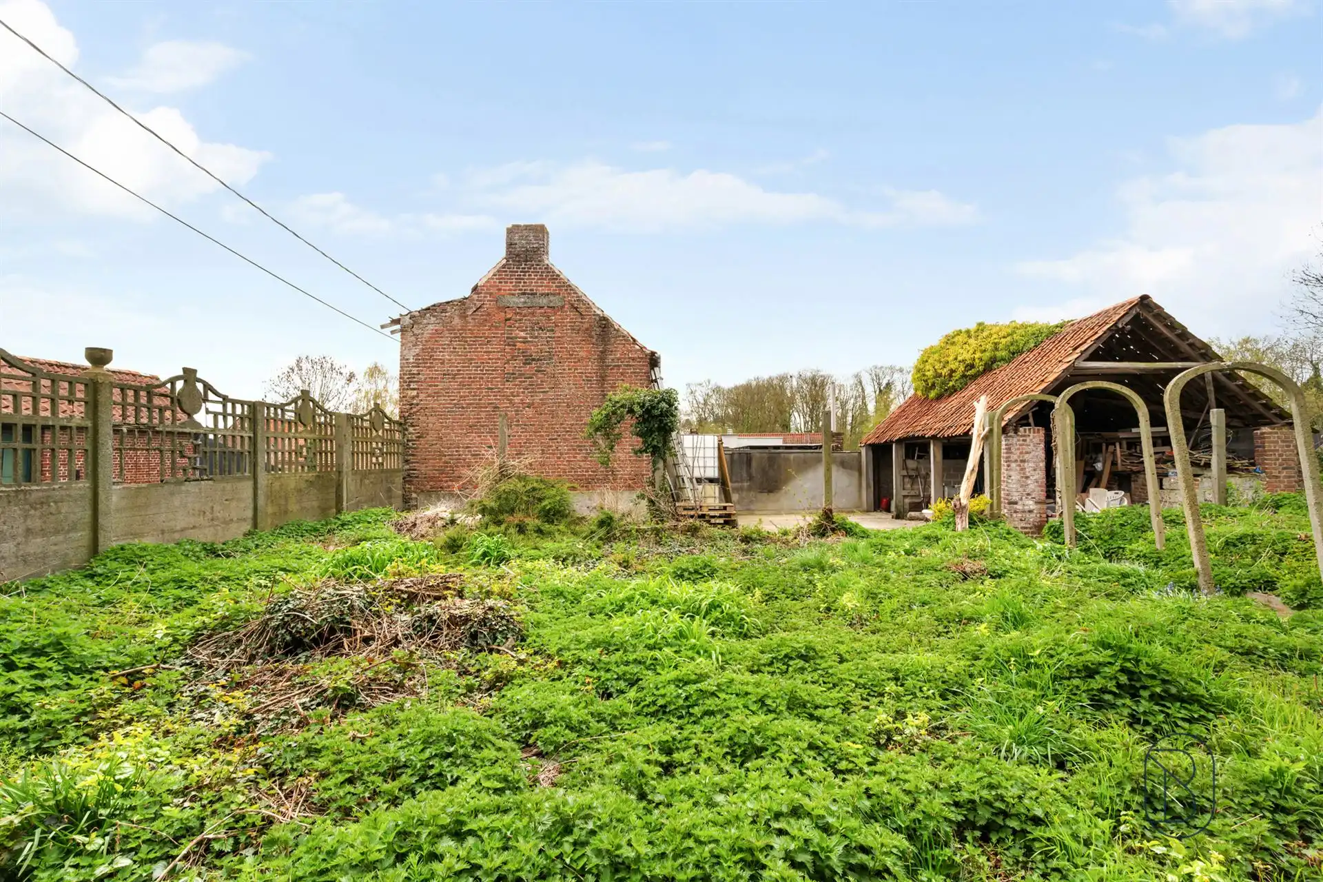Totaal te renoveren woning met bijgebouwen op 1570m2 foto 20