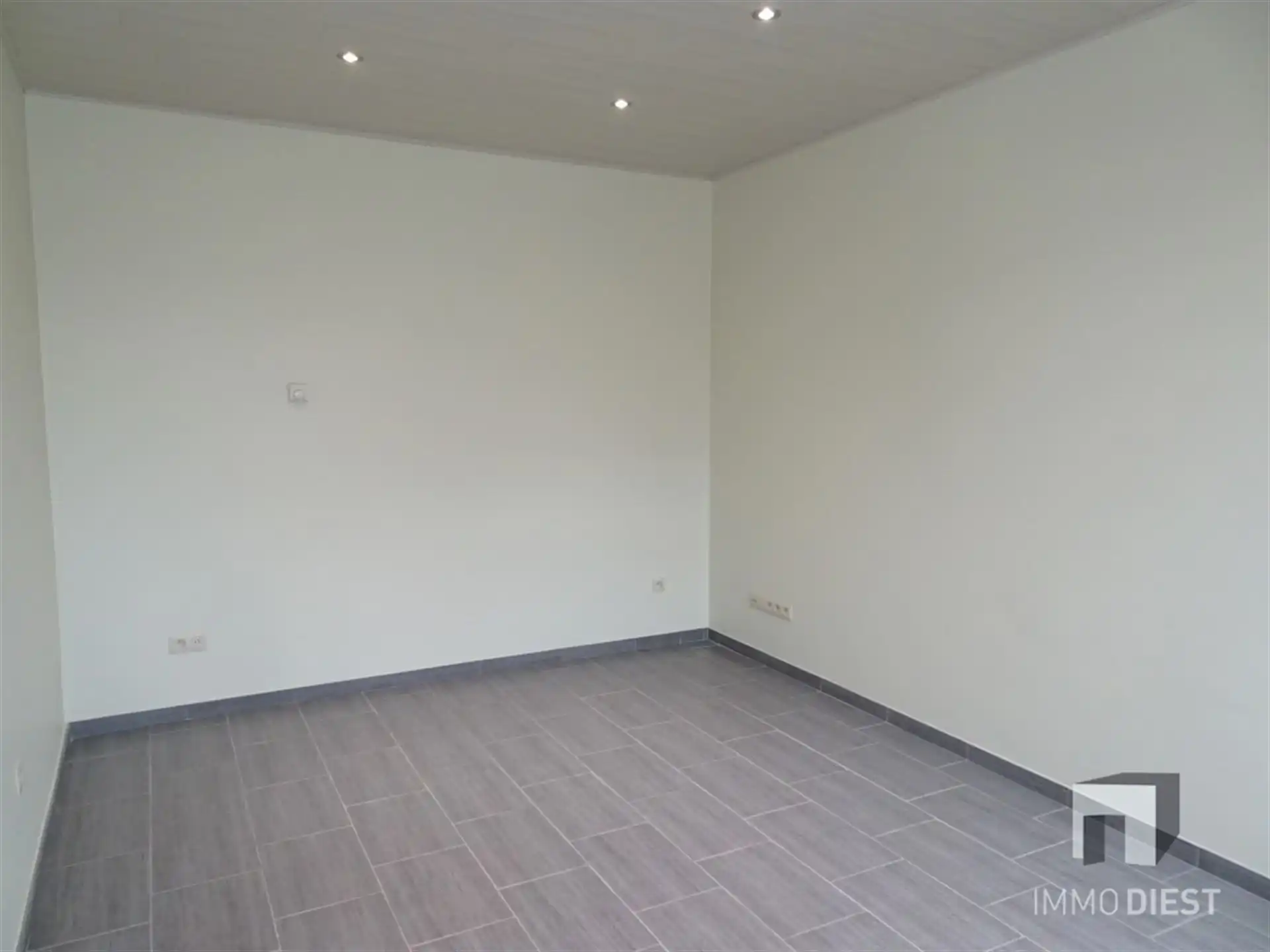 Ruime instapklare woning met koer foto 14