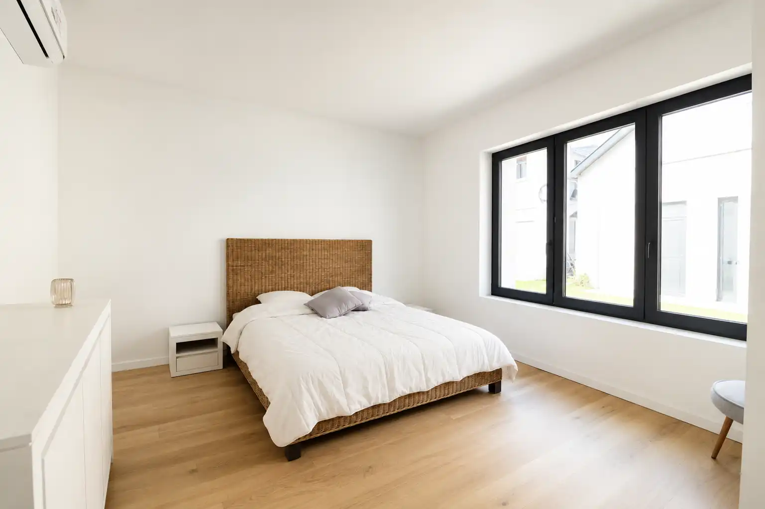 Luxueus gerenoveerd 3-slaapkamerappartement mét garage én zeer grote tuin. foto 7