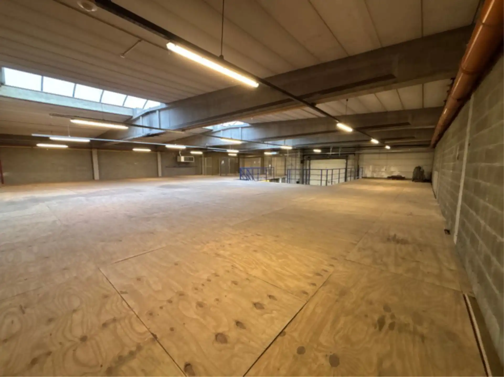 Magazijn van 1.152 m²  en kantoor 288m² nabij A12 foto 4