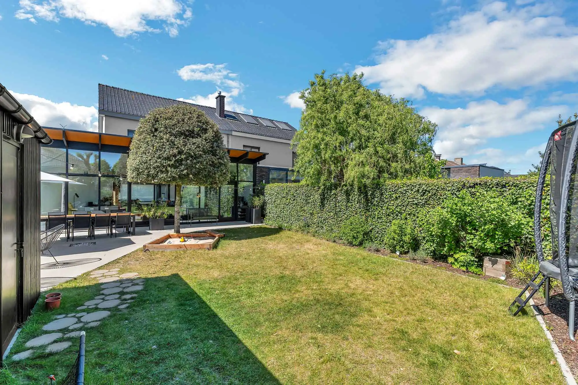 Instapklare halfopen bebouwing met lichtrijke aanbouw foto 17