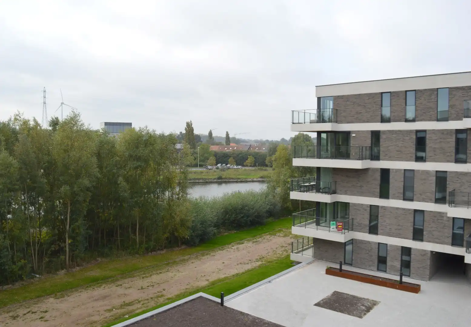Prachtig appartement aan Kanaal Bossuit-Kortrijk te Harelbeke  foto 11