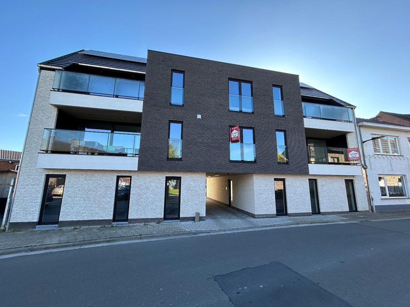 Kwalitatief afgewerkt nieuwbouwappartement TE KOOP in het hartje van Sint-Eloois-vijve!! foto 2