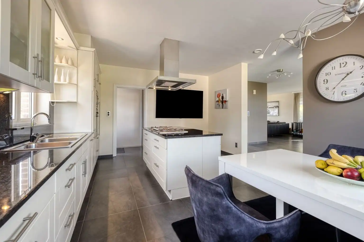 Prachtige vrijstaande villa met 5 (+3) slaapkamers, garage en omheinde tuin, ideaal gelegen op een boogscheut van het centrum van Maaseik.  foto 9