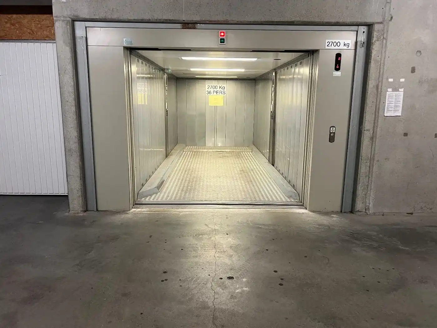 Gesloten garagebox nabij het Driehoeksplein foto 4
