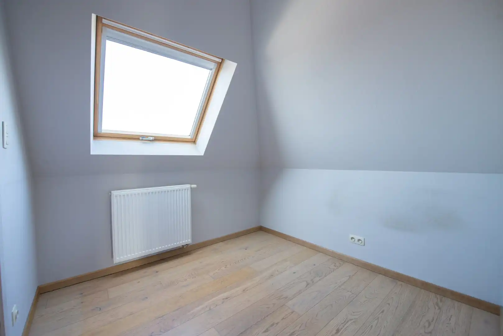 Gezellig 1 slpk dakappartement met staanplaats op centrale ligging te Sint-Joris foto 11