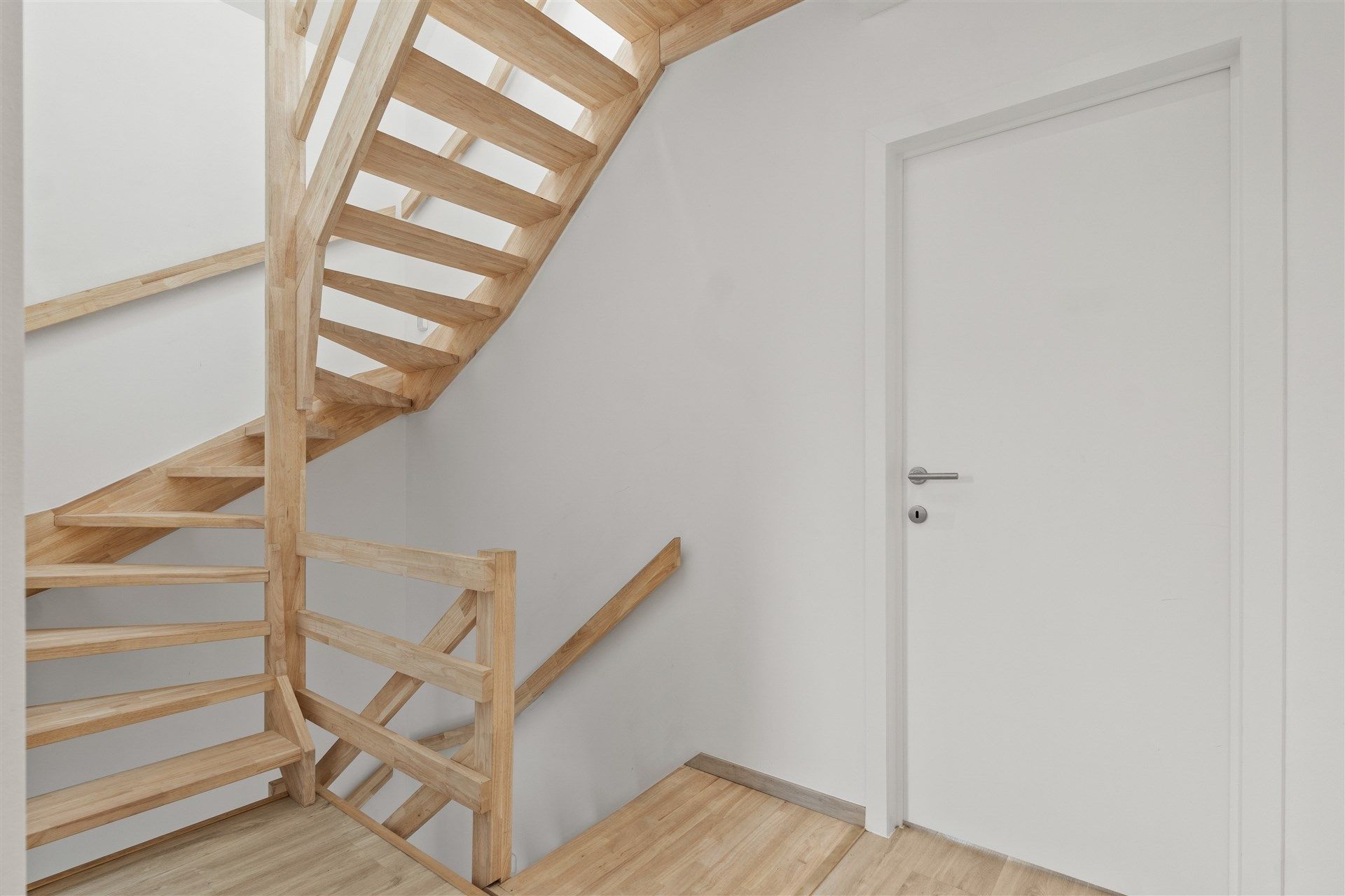 Moderne gezinswoning met 3 slaapkamers en bureau.  foto 12