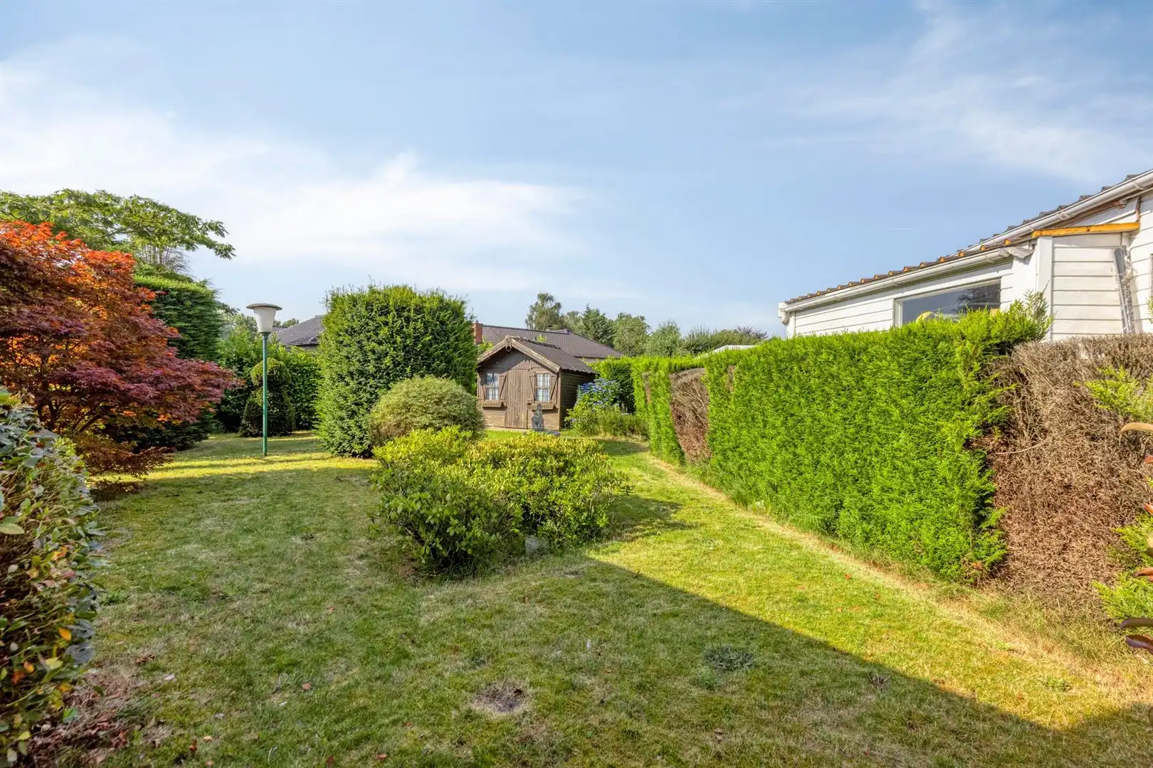 Huis met prachtige tuin in een woonwijk in doodlopende straat foto 28