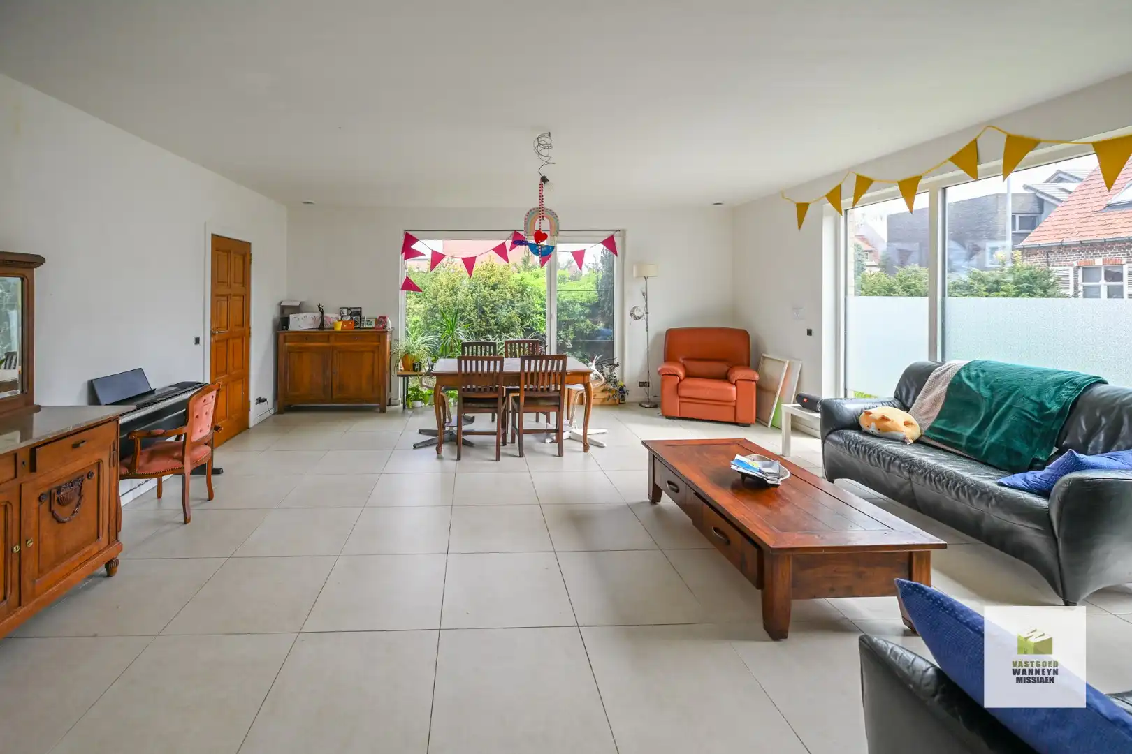 Gerenoveerde woning met 3slpk, garage en tuin op 648m2 foto 2