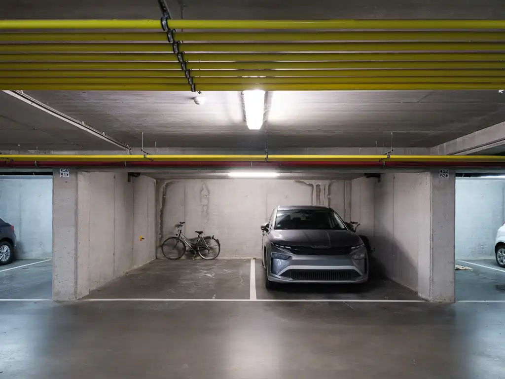 Lichtrijk dakappartement (BJ 2015) met een bijzonder ruim terras foto 16