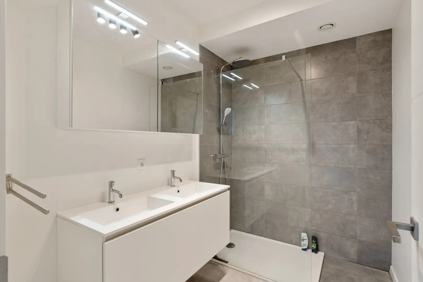 Energiezuinig 2 slpk app, 97m² + terras, parking en berging foto 9