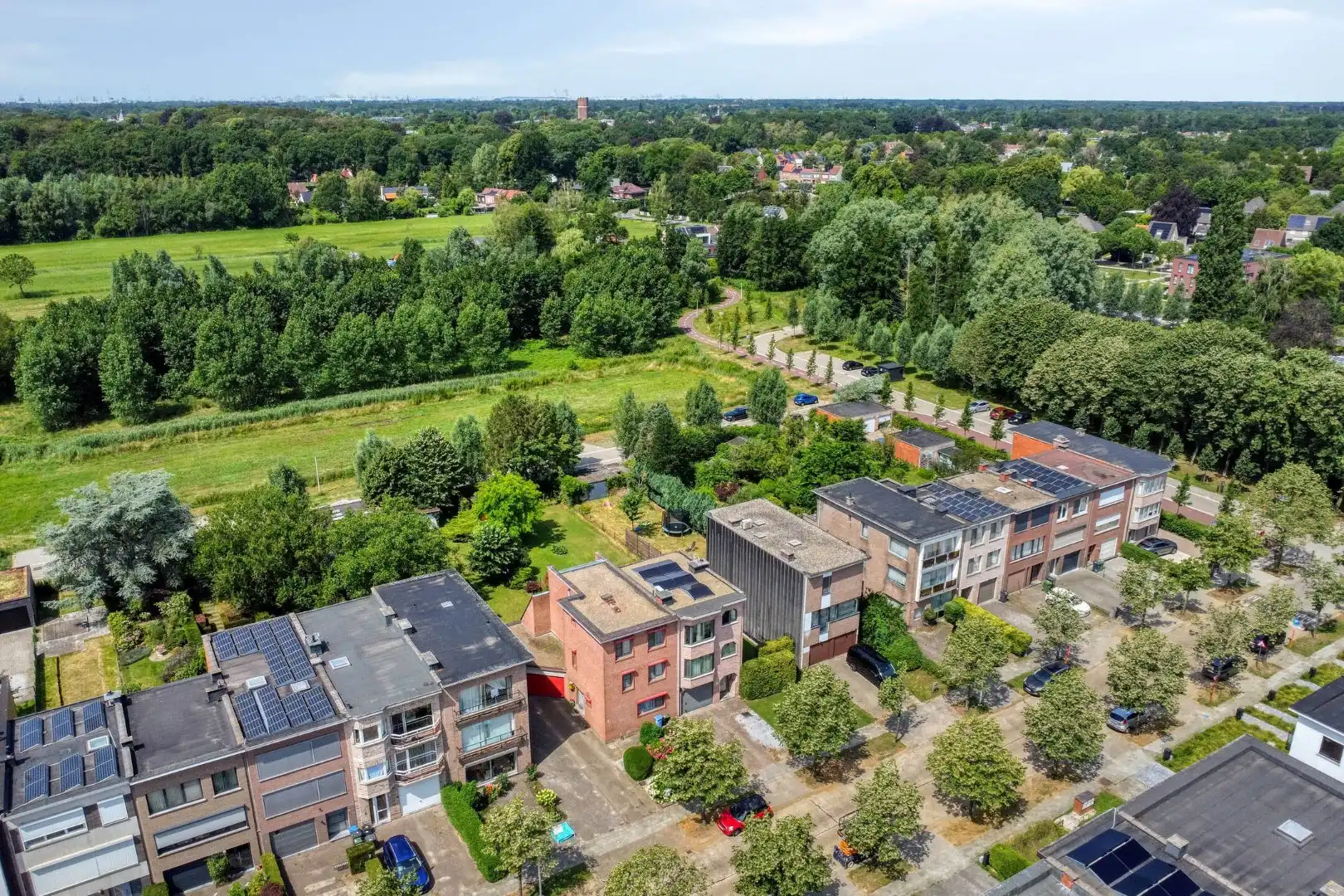 Ruime gezinswoning met 4 slaapkamers, zonnige tuin en garage op een toplocatie in Brasschaat. foto 2