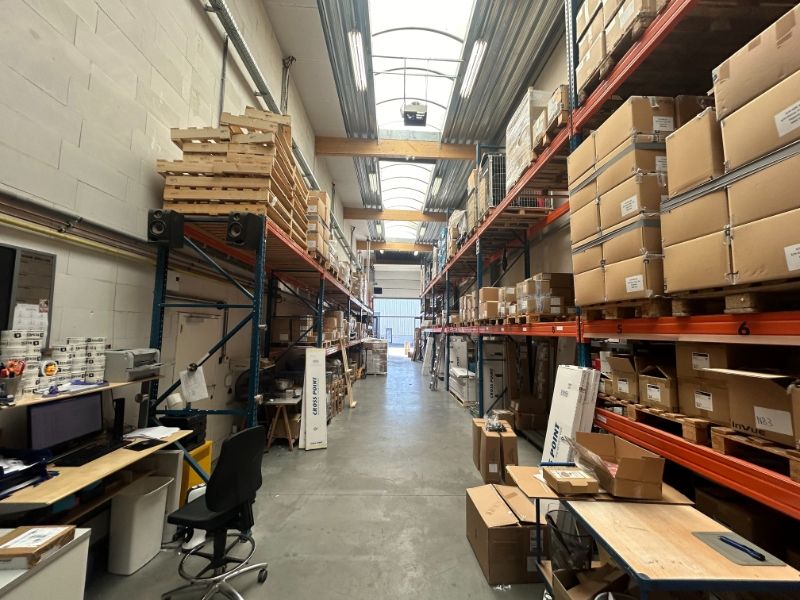 Moderne KMO-unit met 299 m² kantoren en 324 m² magazijn – nabij R4 foto 14