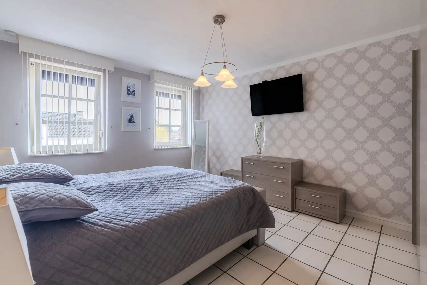 Instapklare woning met drie slaapkamers, ruime tuin en twee garageboxen in hartje Rekem! foto 34