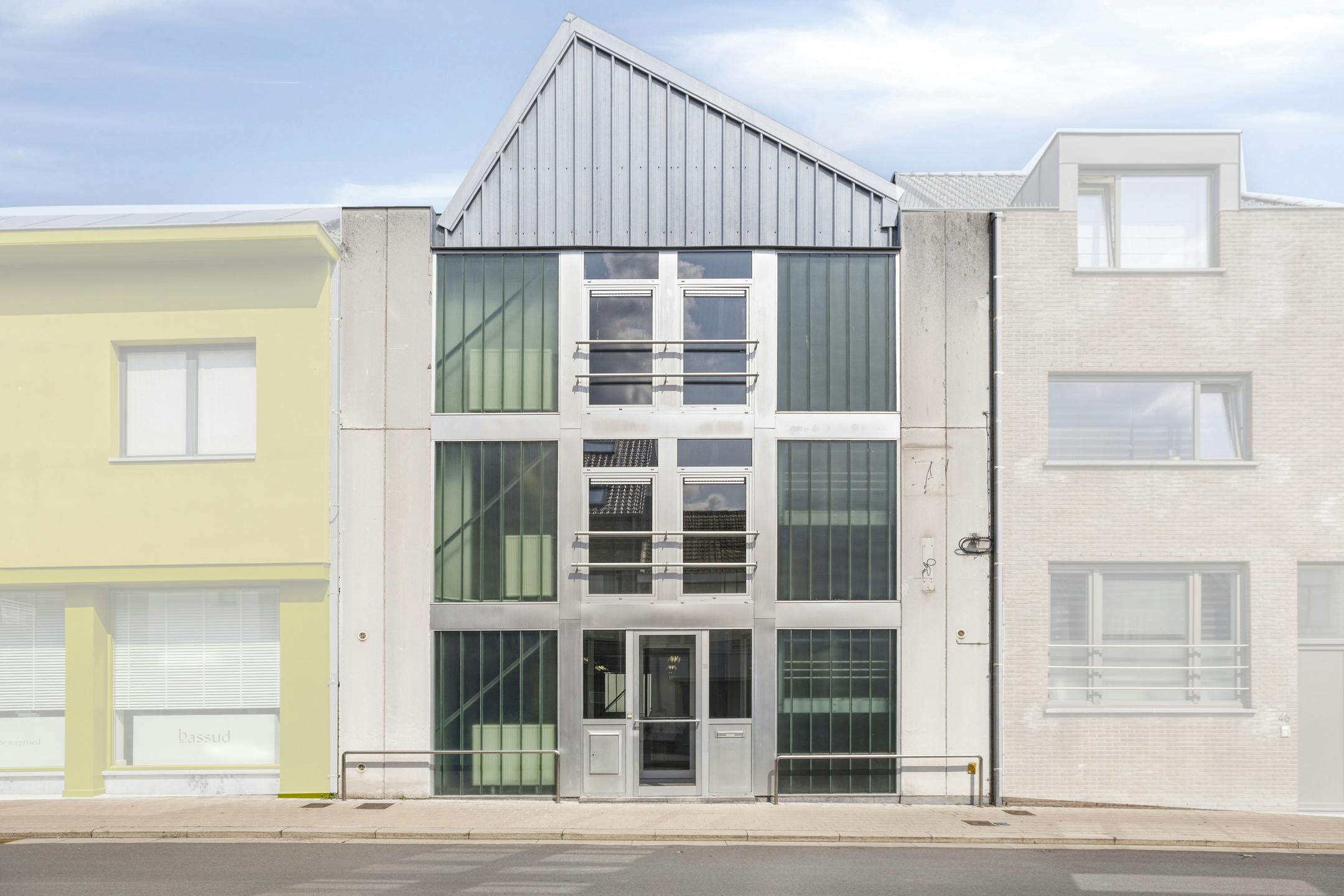 Instapklaar kantoor te koop van ca. 367m² in centrum Torhout foto 3