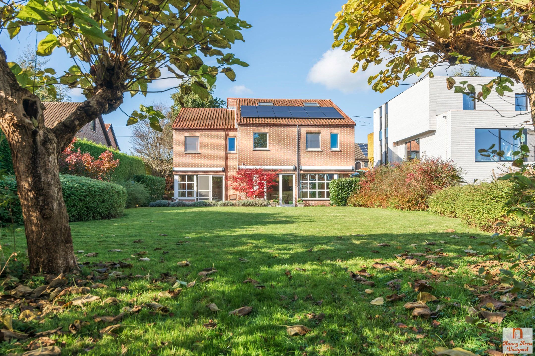 Zonovergoten energiezuinige woning met prachtige tuin foto 14