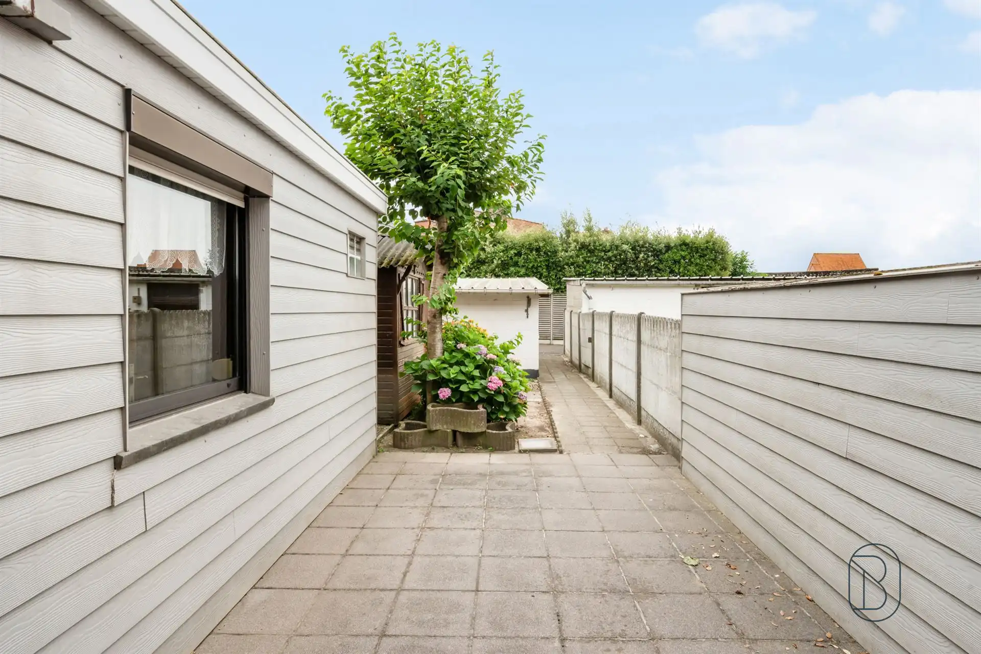 Woning met garage en uitweg in Oostrozebeke foto 3