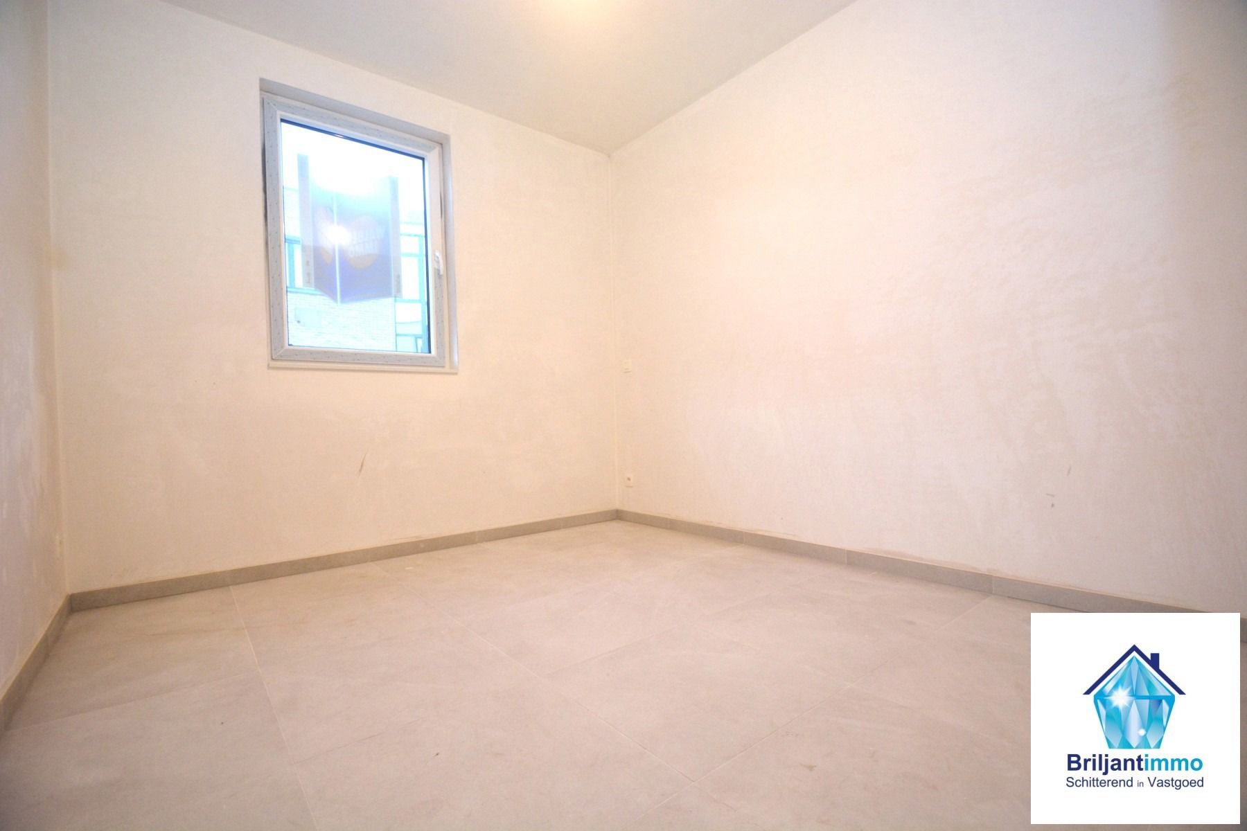 KLAAR BIJ AKTE Ruim 2 slpkmr app 93m² incl carport+ berging foto 8