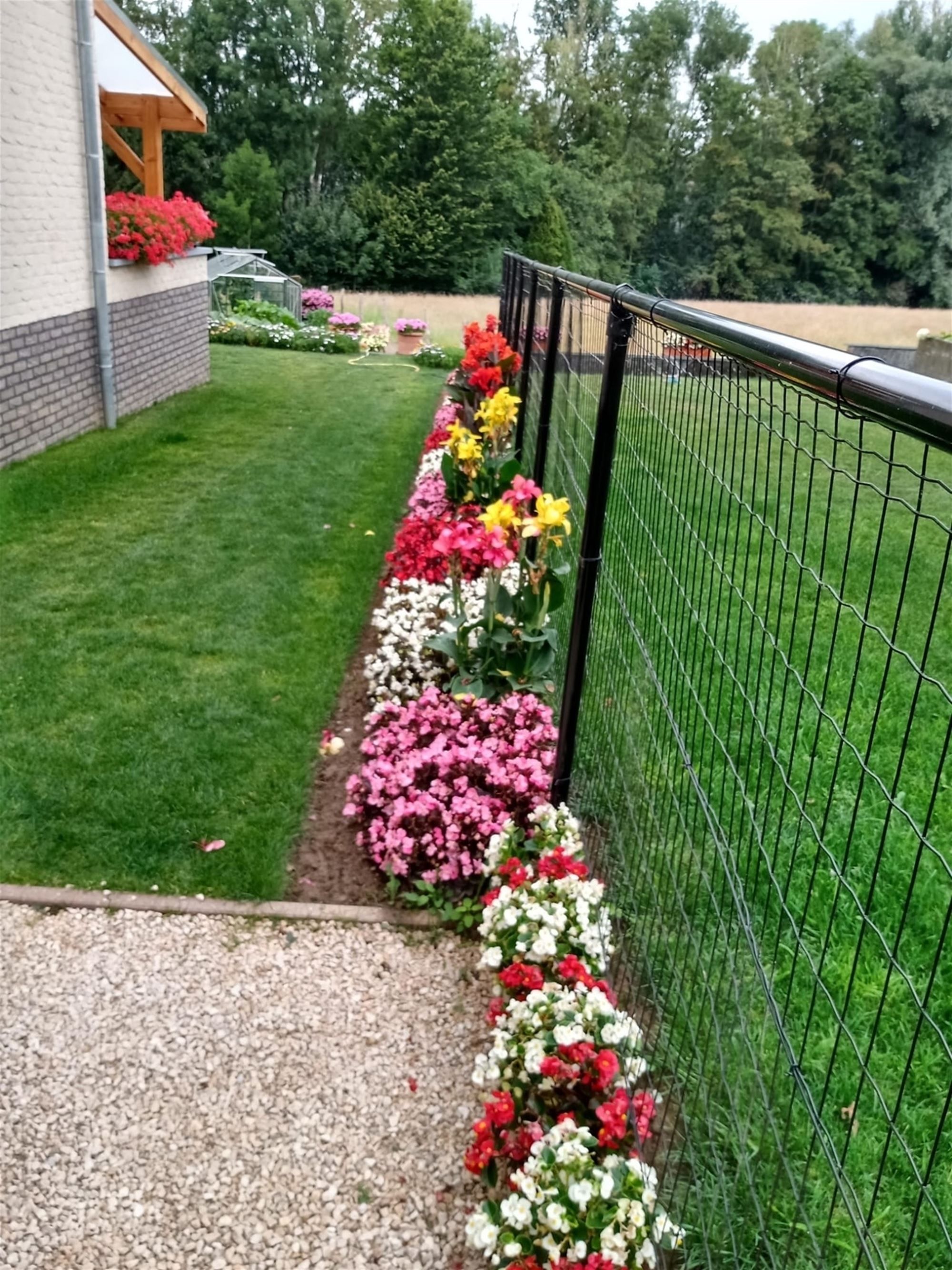 Aangename en recente woning (2022) met mooie tuin foto 13