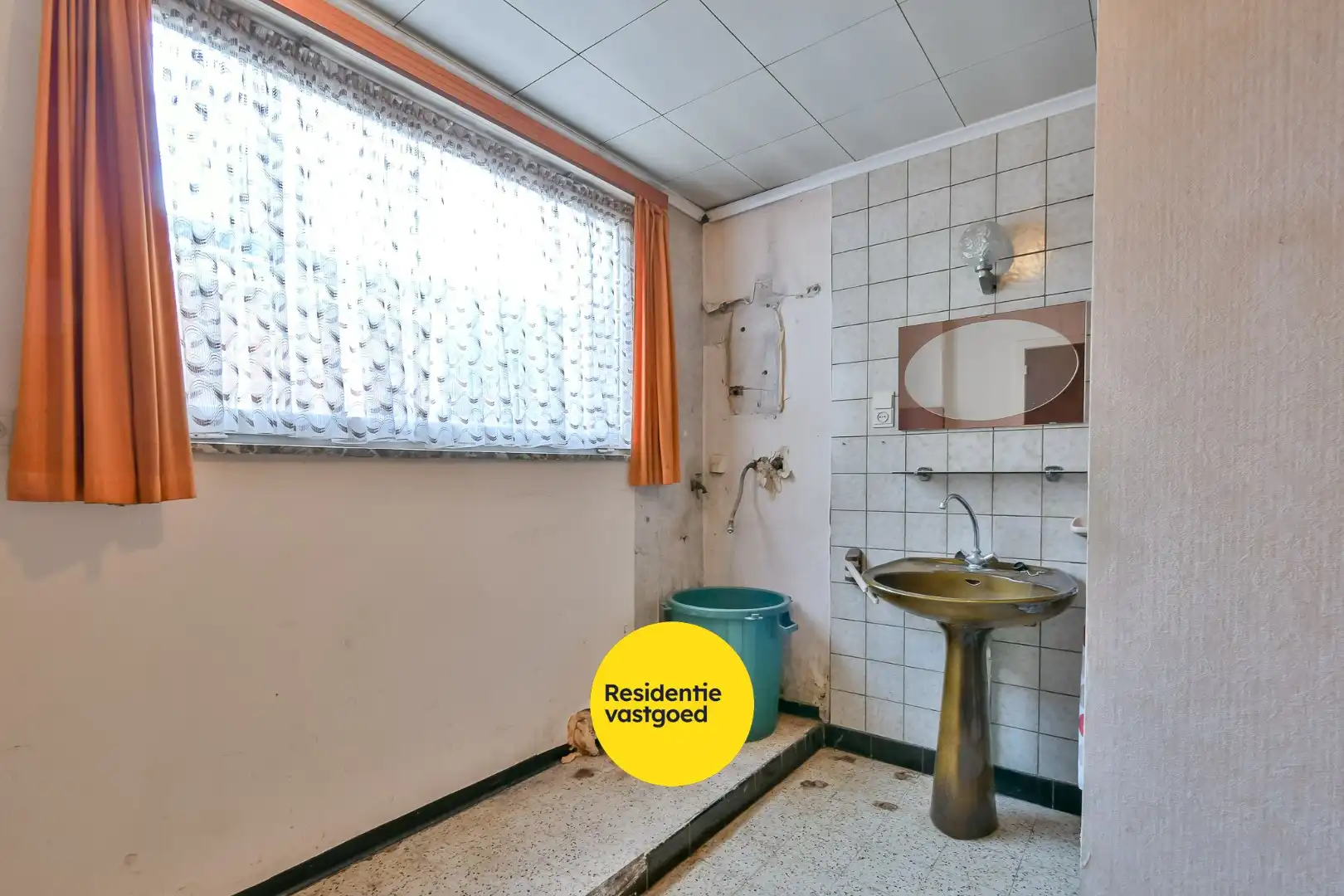 Te renoveren woning in hartje Torhout! foto 12