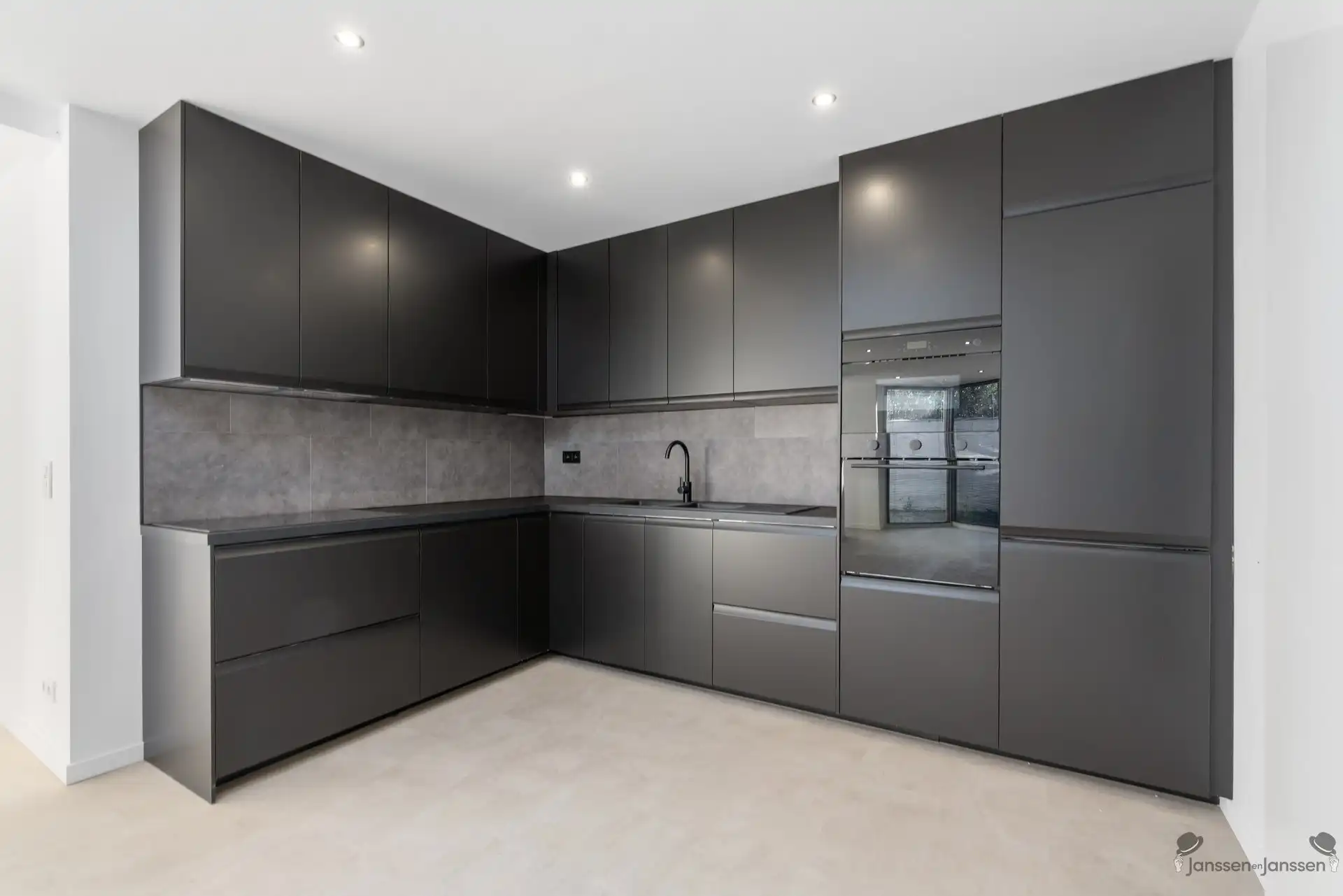 Luxueus gerenoveerd duplexappartement met 4 slaapkamers en private tuin foto 6