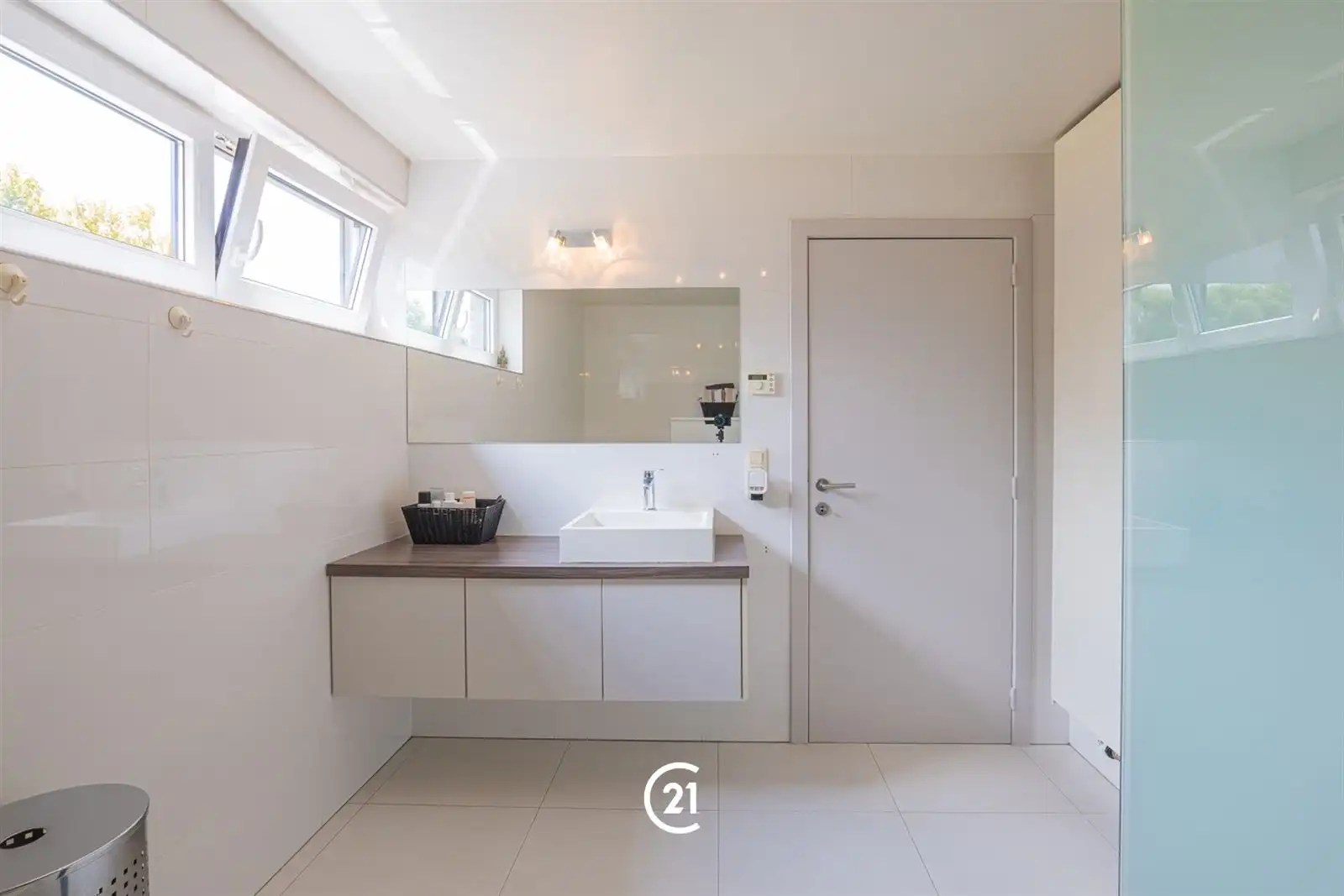Instapklare gezinswoning met ruime garage foto 8