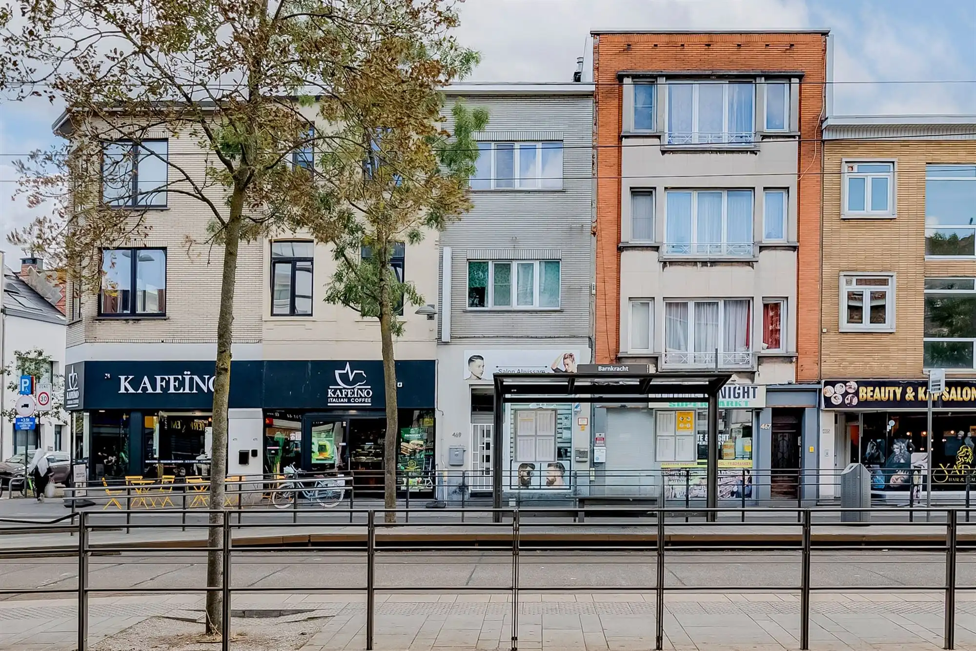 Vergunde opbrengsteigendom met handelspand en duplex foto 2