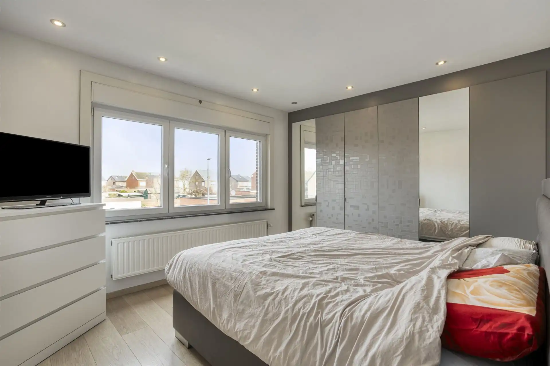 Halfopen bebouwing met 2 (mog. 3) slaapkamers en garage.  foto 12