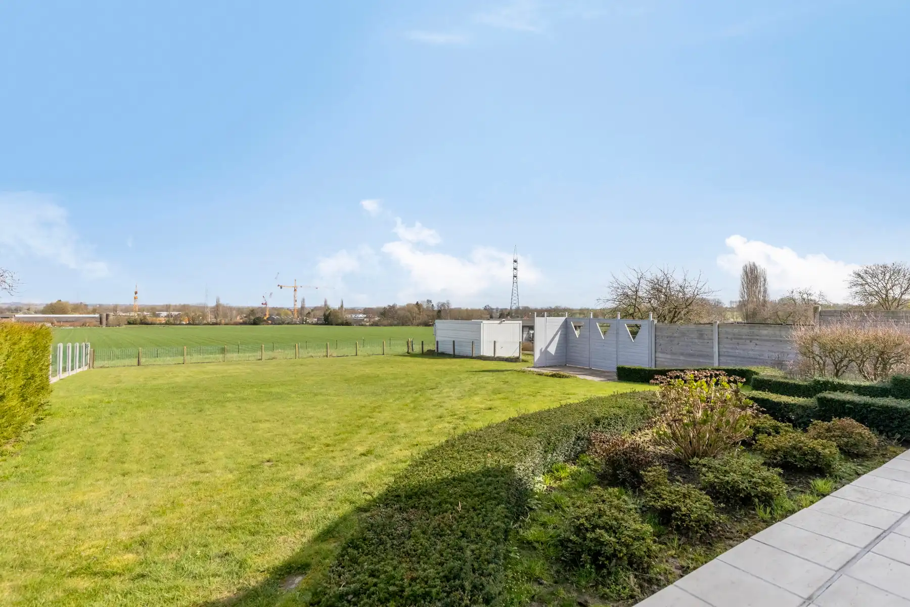 Charmante bungalow ruim perceel foto 2