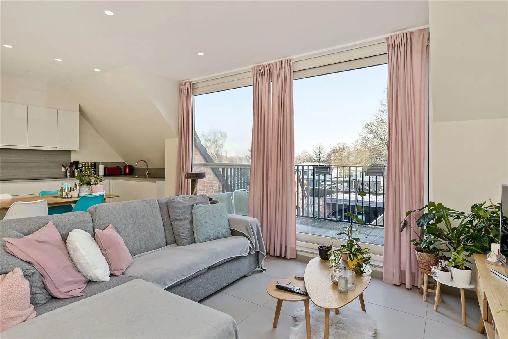 Appartement met terras en autostaanplaats foto 4