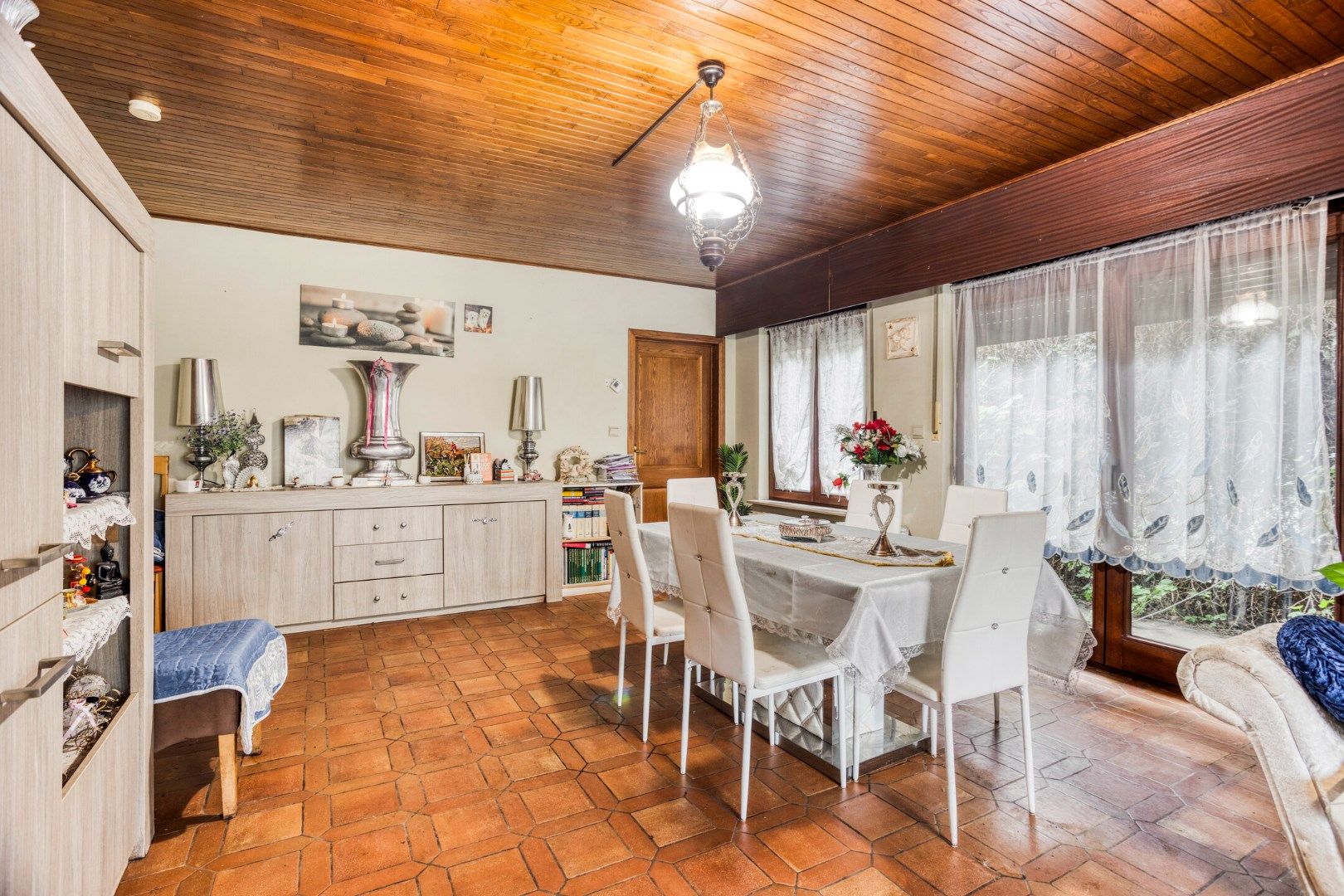Gelijkvloerse woning met 2 slpks en inpandige garage op 824 m² !  foto 4