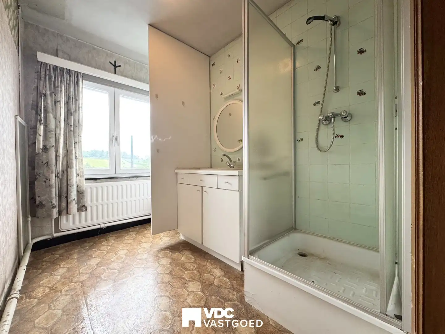 Te renoveren woning met werkplaats, garage en veel potentieel foto 20