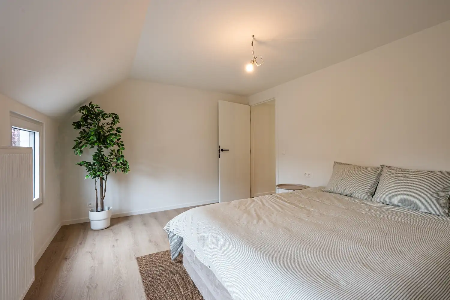 Stijlvol gerenoveerde woning met tuin en parkeerplaats foto 17