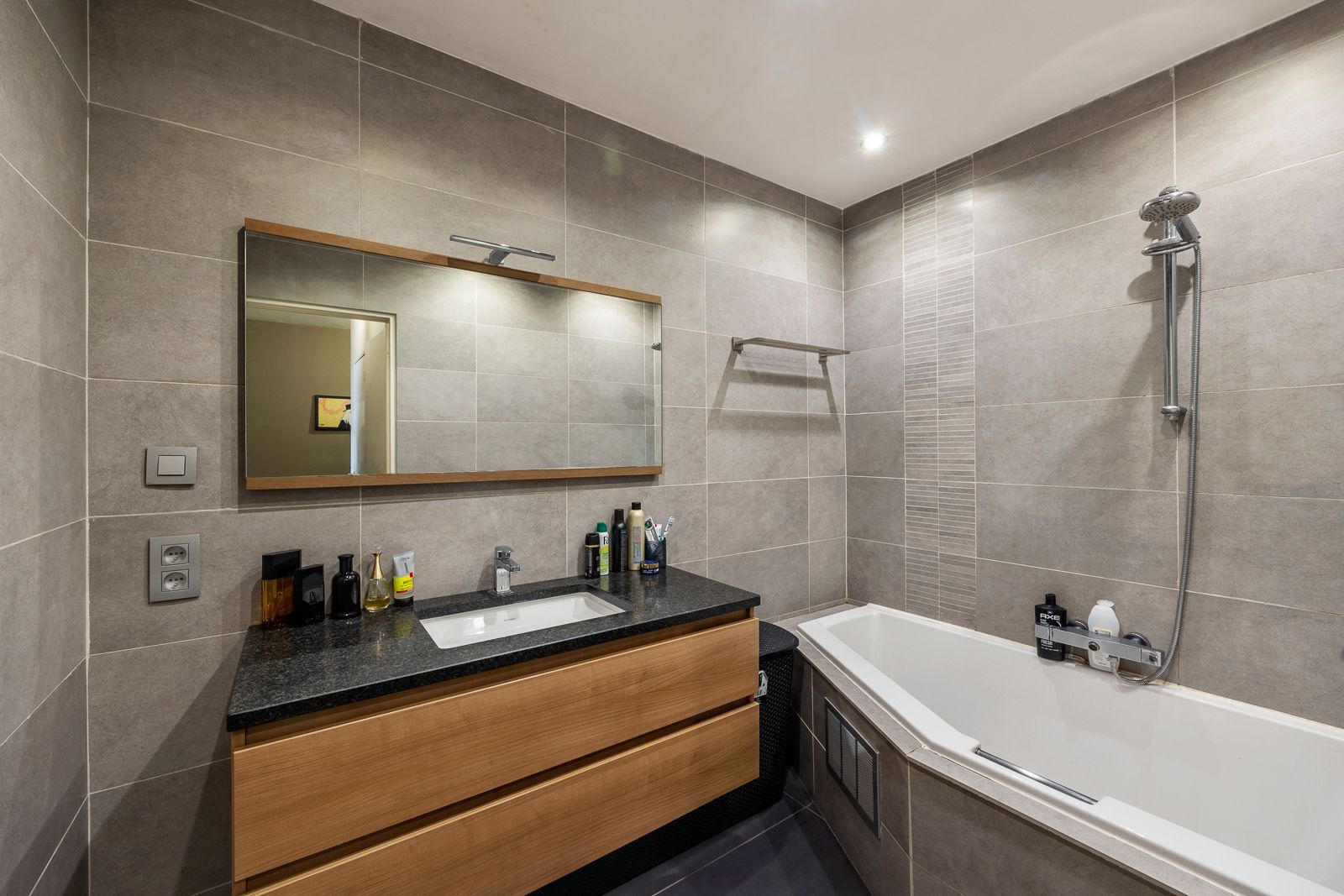 Ruim tweeslaapkamer appartement met garagebox in Hoevenen! foto 8