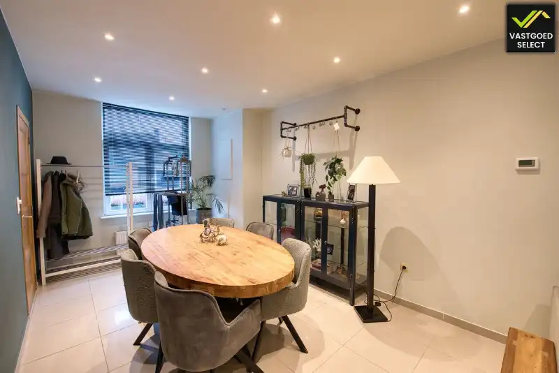 Instapklare woning met 3 slaapkamers, terras en onderhoudsvriendelijke buitenruimte foto {{pictureIndex}}