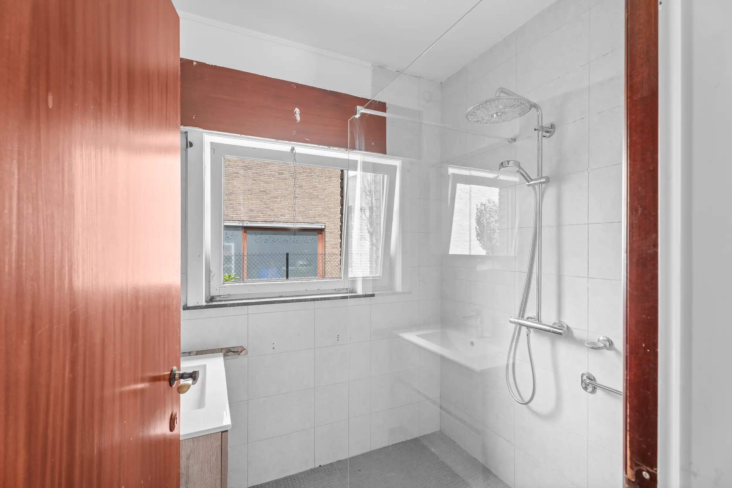 Alleenstaande bungalow met 4 kamers op toplocatie. foto 6