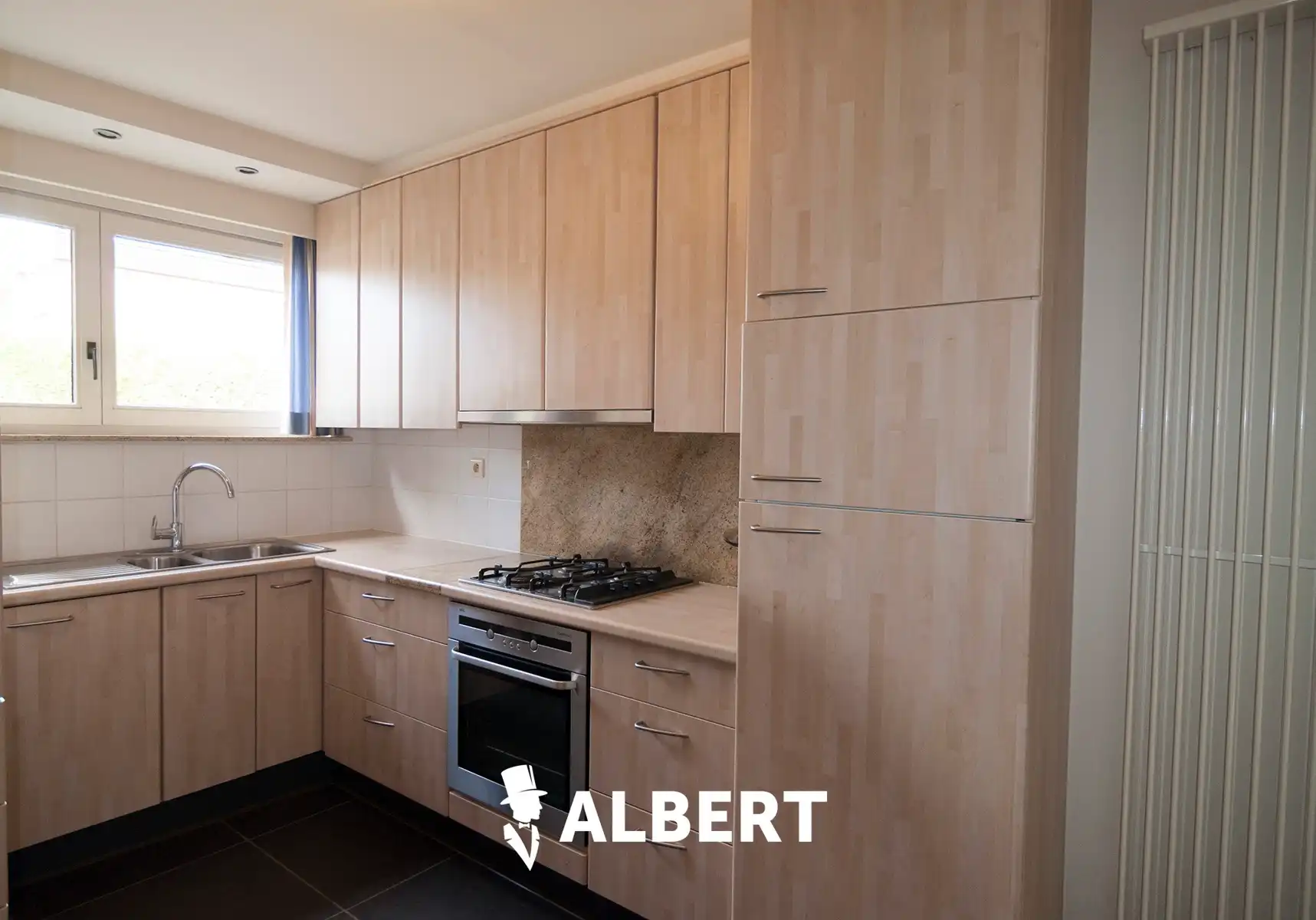 Leuke woning op toplocatie met mooie tuin en 4 slaapkamers! foto 8