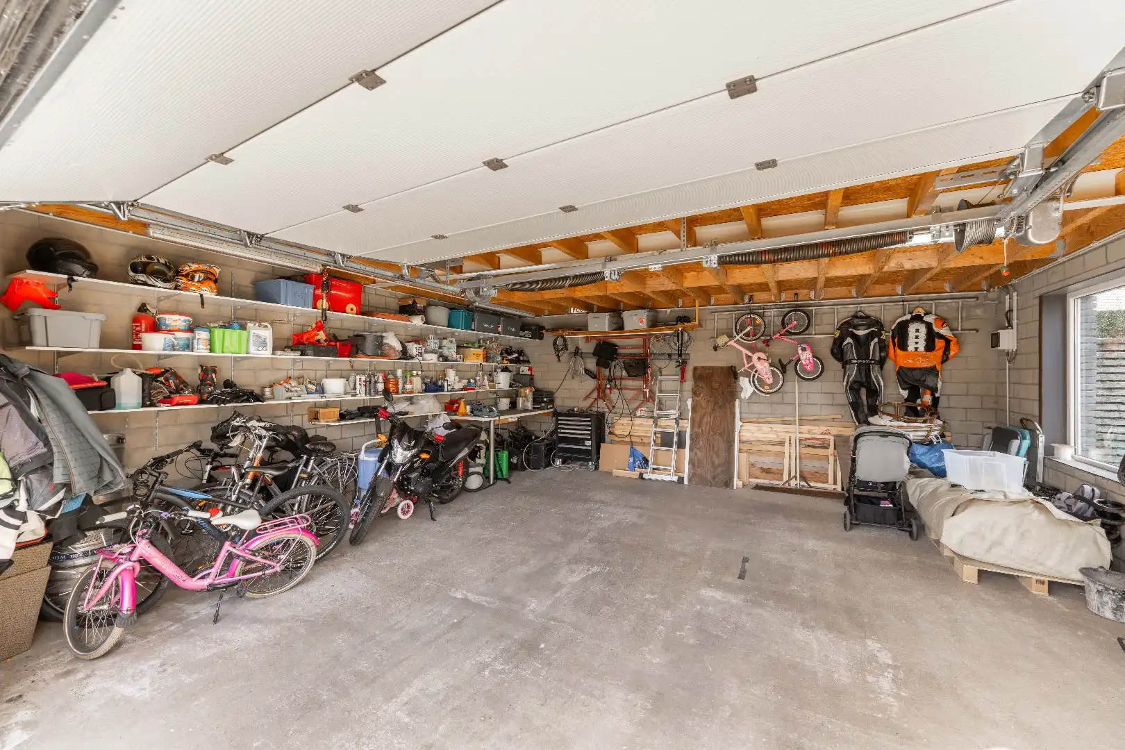 RUIME GEZINSWONING | 4 SLPKS | 2 BADKS | DUBBELE GARAGE & TOEGANG ACHTEROM  foto 21