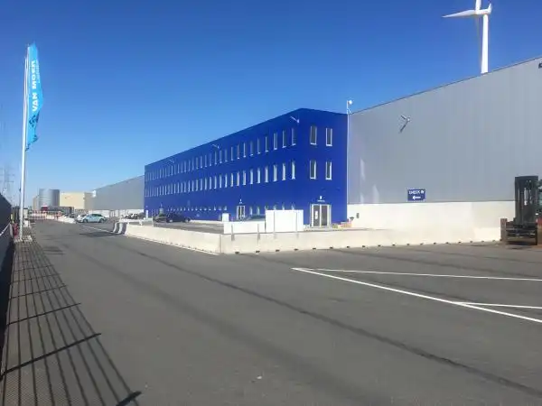 Industrieel pand met kantoren te huur foto 3