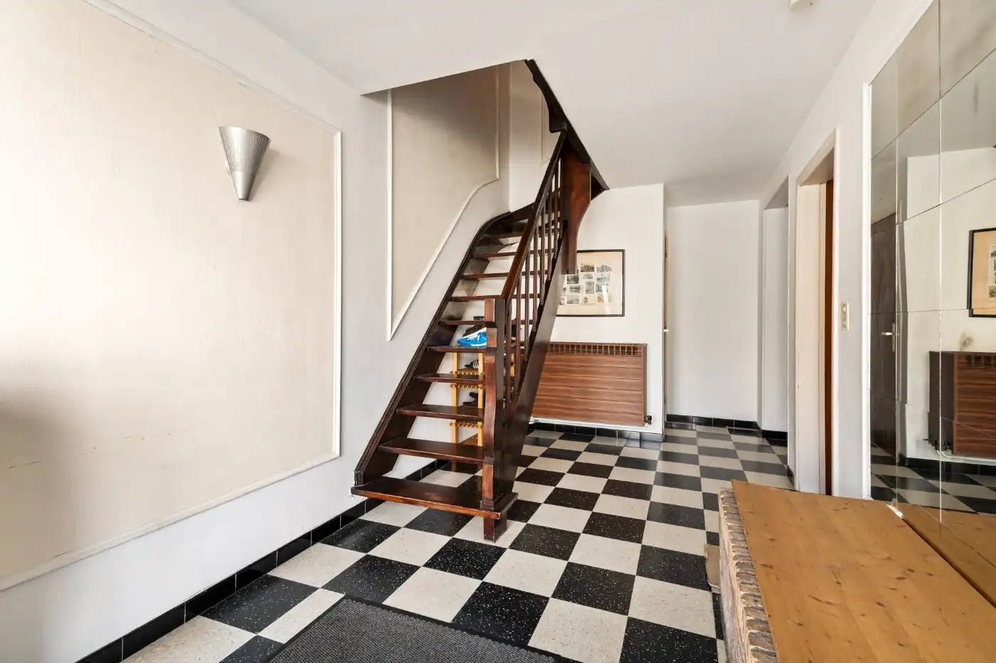 Op te frissen woning met 3 slpk., inpandige garage en west-tuin foto 2