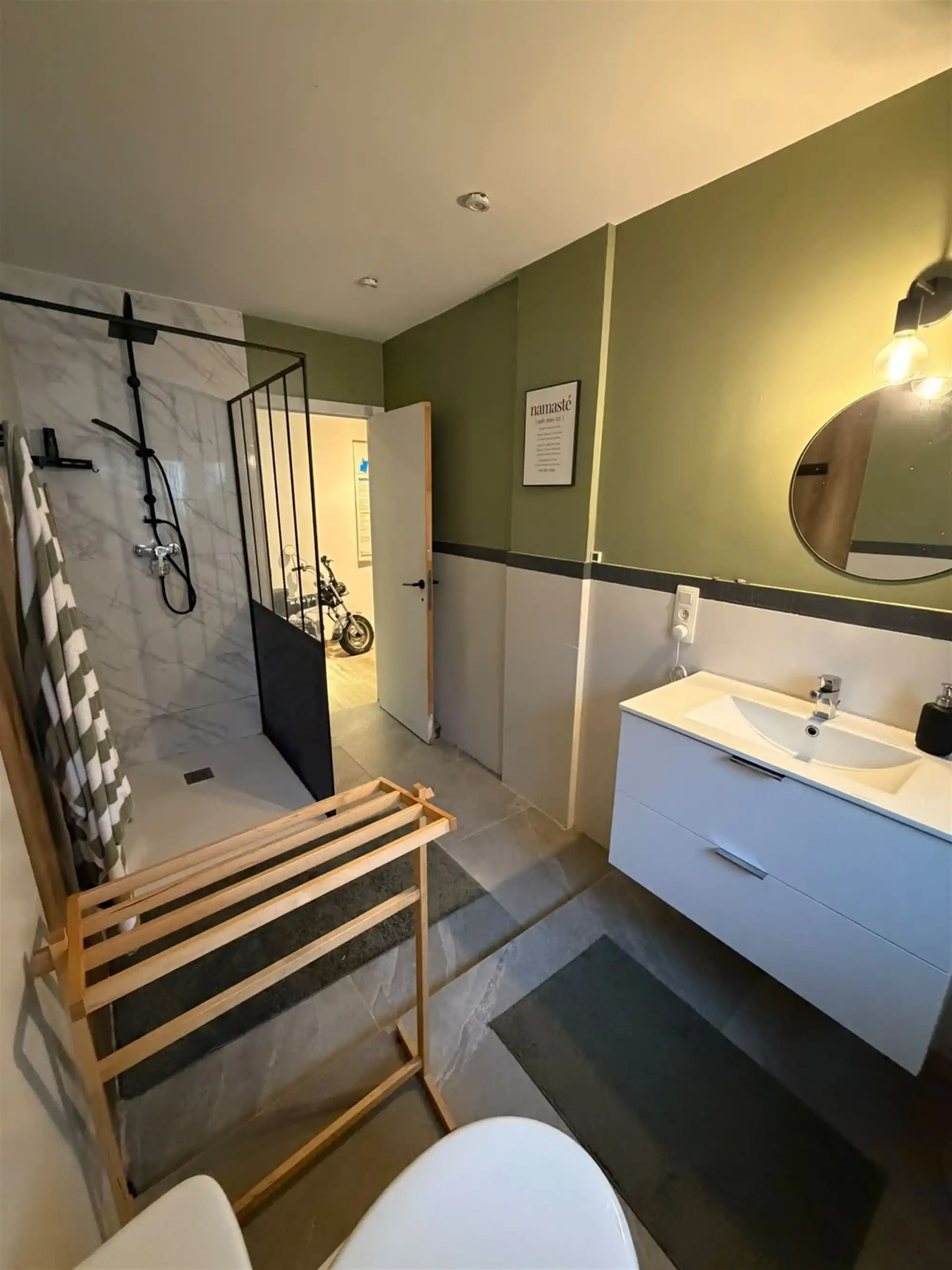 2 slaapkamers en een bureau foto 16
