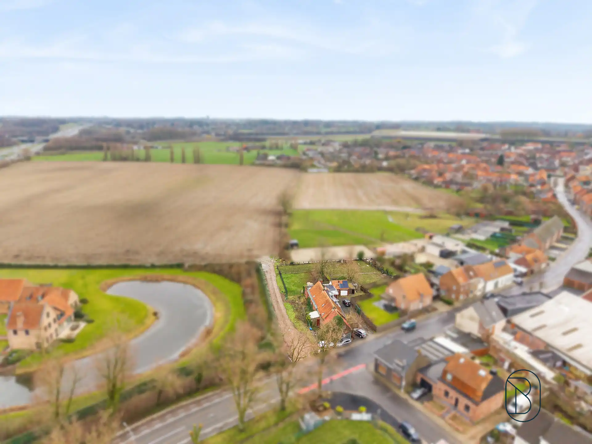 Bouwgrond met vergunning voor 3 woningen  foto {{pictureIndex}}