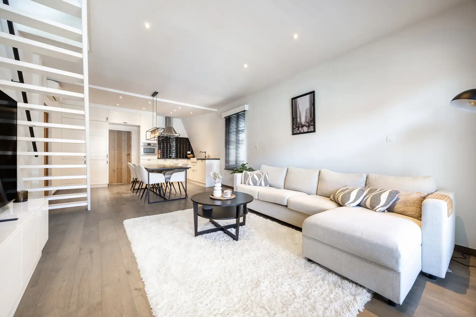 Uniek duplexappartement met terras, garage en ruim magazijn  foto {{pictureIndex}}